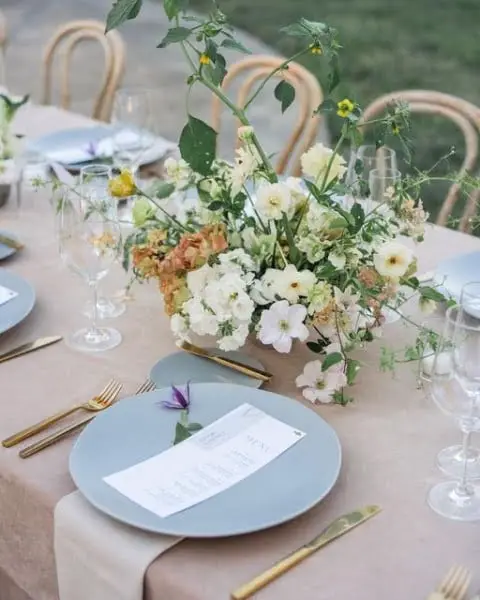Minimalistic Yet Charming Modern Outdoor Wedding Decor With Pretty Pastels And Elegant Details modern outdoor wedding decor