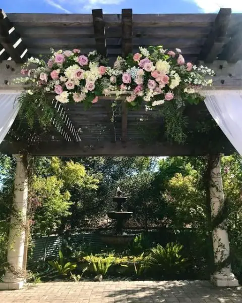 Lovely Simple-Natured Outdoor Wedding Decor With Floral Archway modern outdoor wedding decor