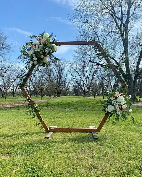 Breathtaking Spring Southern Wedding Decor With Fragrant Flowers And Stunning Arch spring outdoor wedding decor