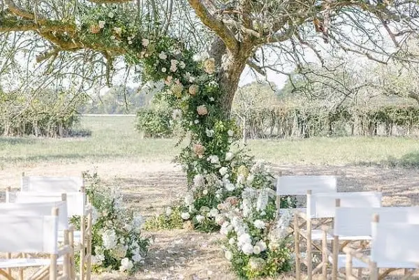 Lush And Ethereal: An Outdoor Fine Art Wedding For Nature-Loving Couples summer outdoor wedding decor