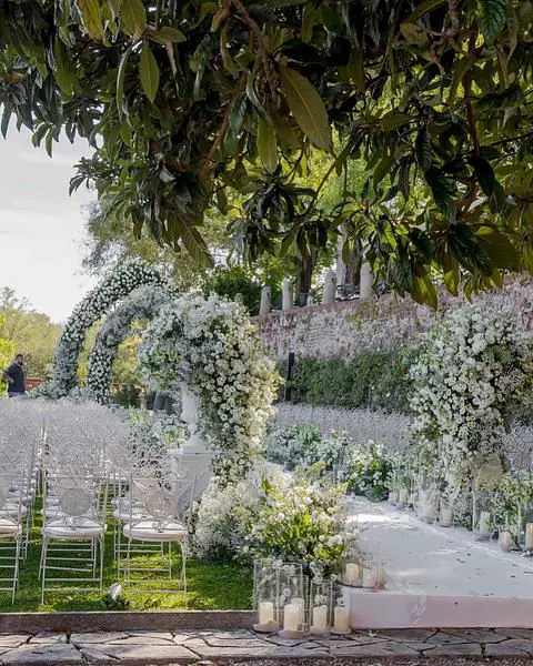 Serene And Elegant White Outdoor Wedding Decor white outdoor wedding decor
