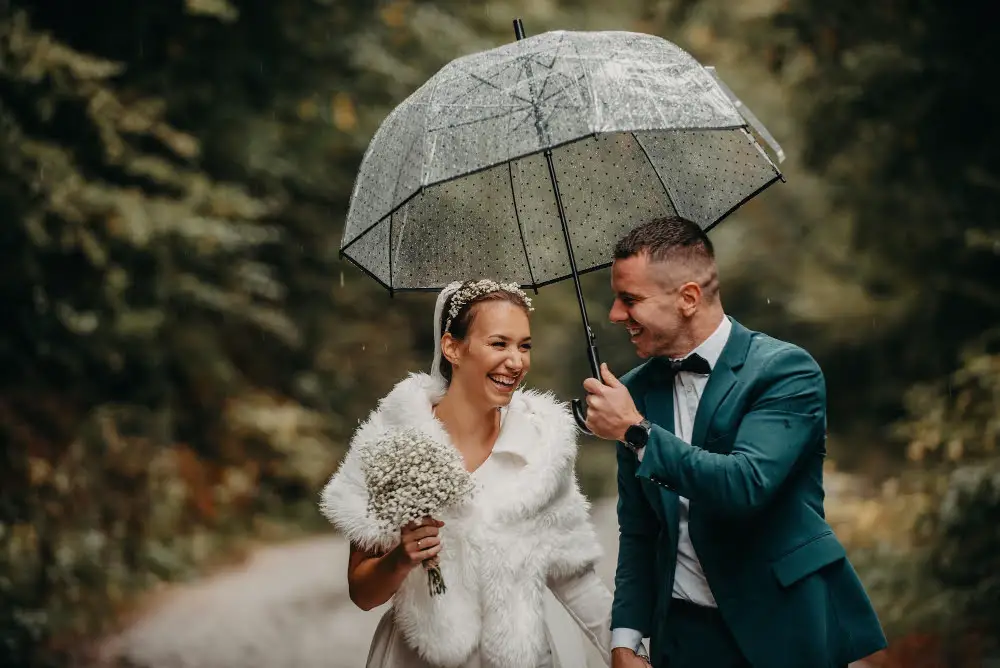 Romantic Rainy Wedding Photos