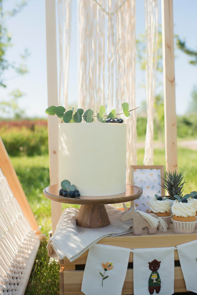 Stabilizing Your Cake for Outdoor Receptions